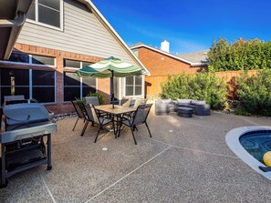 Outdoor dining - Boho Dreamscape / 4BD + Game Room + Pool (The Colony)
