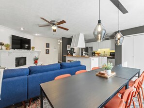 Dining - Suburban Escape NRH / Near FIFA + 2 King Beds (North Richland Hills)