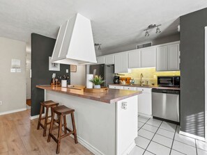 Fridge, microwave, oven, stovetop - Suburban Escape NRH / Near FIFA + 2 King Beds (North Richland Hills)