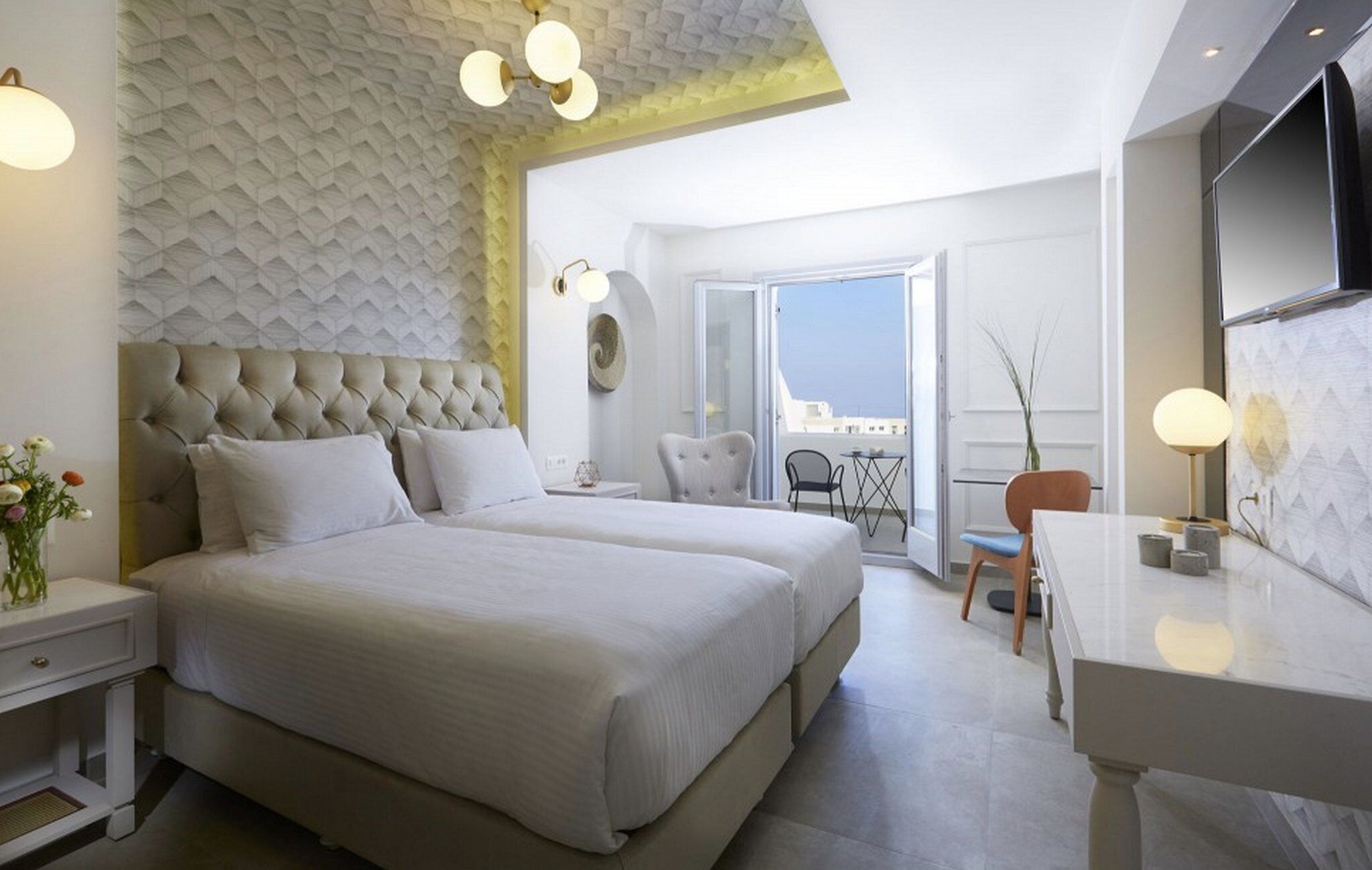 Une chambre d’hôtel moderne dotée d’un grand lit, d’un bureau et d’un balcon avec vue.