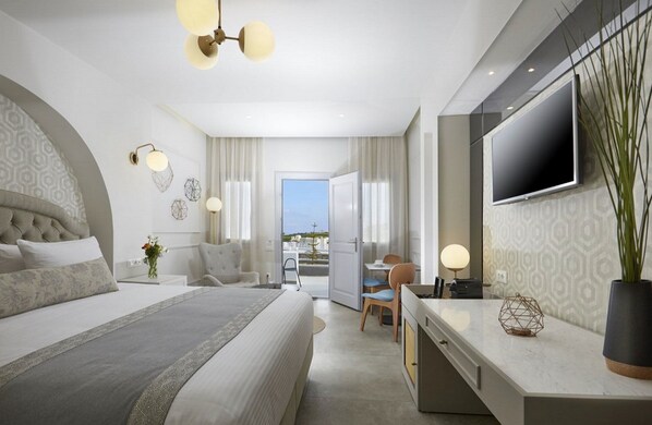 Et moderne hotelværelse med en stor seng, et skrivebord, et fjernsyn og balkonudsigt.