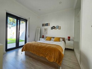 3 chambres, coffres-forts dans les chambres, fer et planche à repasser