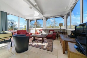 TV, tavolo da ping pong