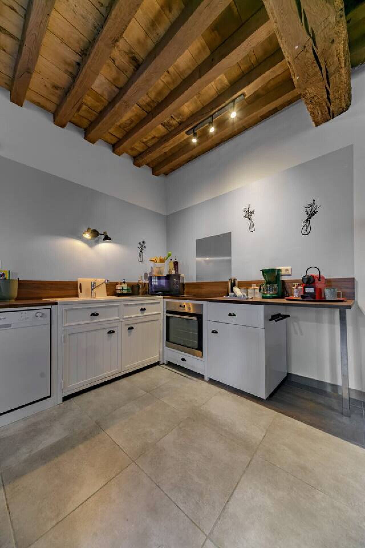 Kjøleskap, ovn, kaffetrakter/tekoker og brødrister