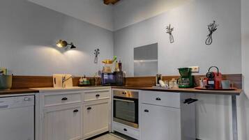 Kjøleskap, ovn, kaffetrakter/tekoker og brødrister