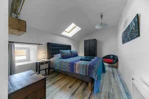 Fer et planche à repasser, lit parapluie, Wi-Fi, draps fournis