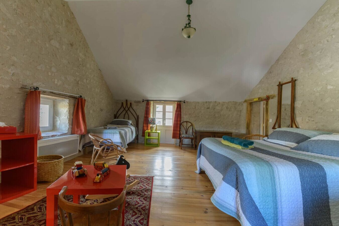 Strykjärn/strykbräda, resesäng, wi-fi och sängkläder