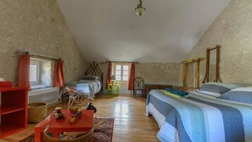 Strykjärn/strykbräda, resesäng, wi-fi och sängkläder