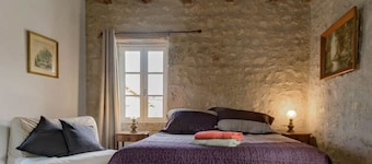 Charming gite de Caractère in Charroux Les Calades