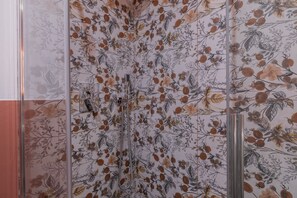 Bruser, hårtørrer, bidet, håndklæder