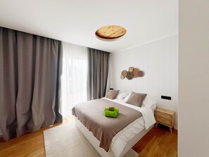 4 bedrooms, in-room safe, desk, iron/ironing board