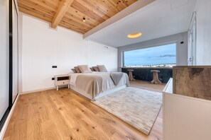 5 dormitorios, escritorio, tabla de planchar con plancha y cuna de viaje