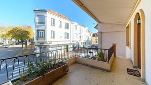 Ein Balkon mit Blick auf eine Straße und Gebäude.