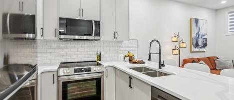 Refrigerador, microondas, horno y parrilla de estufa