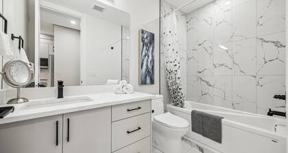 Luxury Lower Suite, 9 Ft Ceiling, Full Kitchen