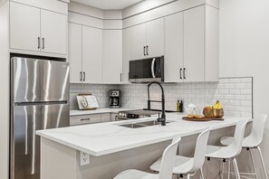 Fridge, microwave, oven, stovetop - Luxury Lower Suite, 9 Ft Ceiling, Full Kitchen (Calgary)