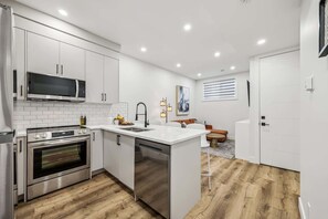 Fridge, microwave, oven, stovetop - Luxury Lower Suite, 9 Ft Ceiling, Full Kitchen (Calgary)