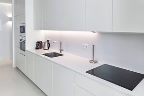 Frigorifero, microonde, forno, piano cottura