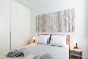2 bedrooms, iron/ironing board, free WiFi, bed sheets - Luxury Historic House Private Jacuzzi (Lagos)