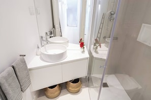 Chuveiro, secador de cabelo, sabonete, shampoo