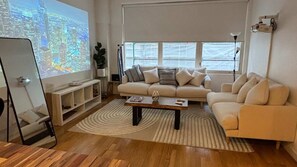 TV - Spacious 2BDR Apt Modern City Living in CBD (Melbourne)