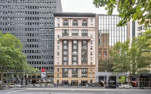 Exterior - Modern Two BDR Retreat in CBD (Melbourne)