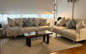 TV - Spacious 2BDR Apt Modern City Living in CBD (Melbourne)