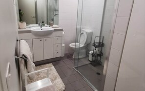 Shower - Modern Two BDR Retreat in CBD (Melbourne)
