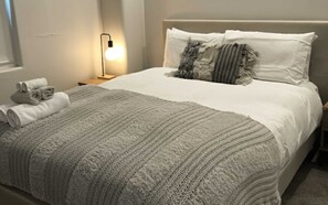 2 bedrooms, iron/ironing board, Internet, bed sheets - Spacious 2BDR Apt Modern City Living in CBD (Melbourne)