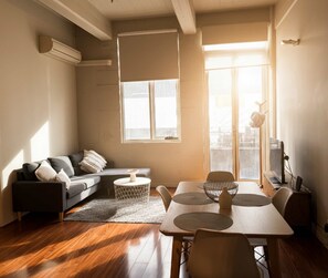 TV - Modern Comfy Chic City Apartment in CBD Prime Spot (Melbourne)