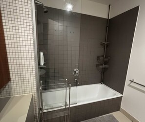 Shower - Modern Comfy Chic City Apartment in CBD Prime Spot (Melbourne)