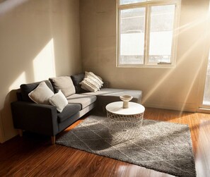 TV - Modern Comfy Chic City Apartment in CBD Prime Spot (Melbourne)