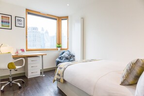 Escritorio y espacio para trabajar con un portátil