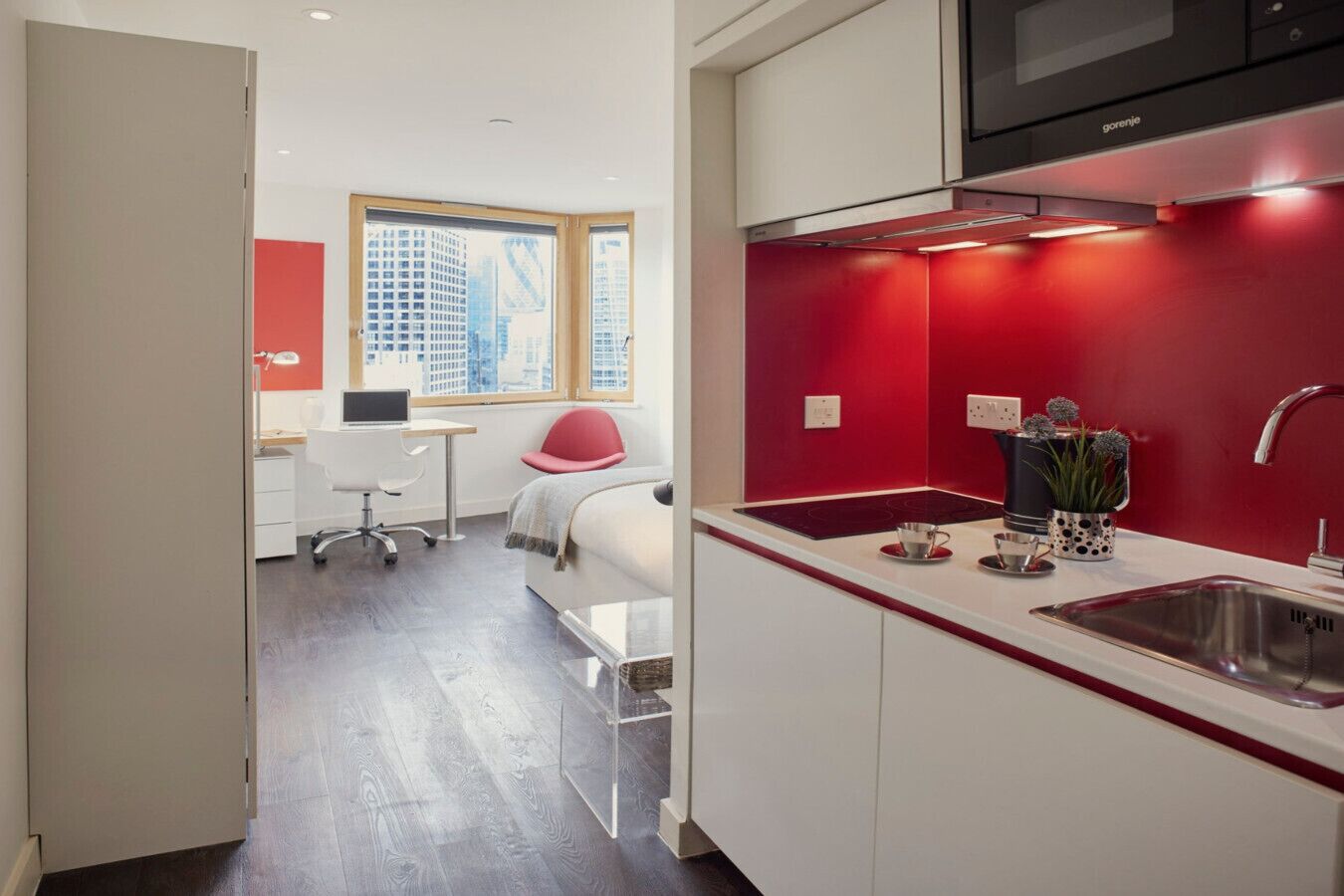 Escritorio y espacio para trabajar con laptop 