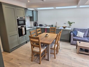 Dining - Newly refurbished Earlsfield pad (London)
