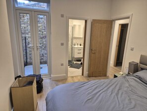 2 bedrooms, iron/ironing board, Internet, bed sheets - Newly refurbished Earlsfield pad (London)