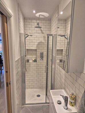 Shower, hair dryer, towels, soap - Newly refurbished Earlsfield pad (London)