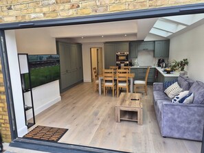 Interior - Newly refurbished Earlsfield pad (London)