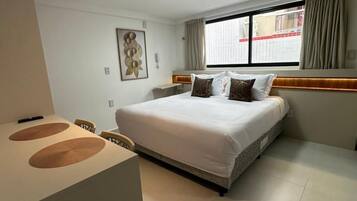 Basic Studio | Desk, blackout curtains, free WiFi