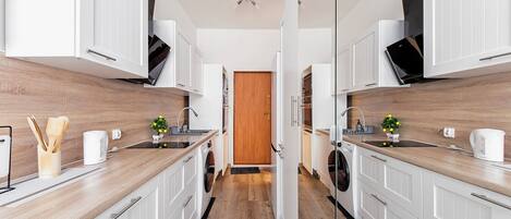 Studio | Private kitchenette | Coffee/tea maker, electric kettle