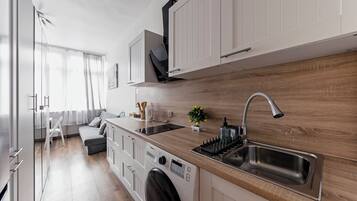 Studio | Eigene Kochnische | Wasserkocher mit Kaffee-/Teezubehör, Wasserkocher