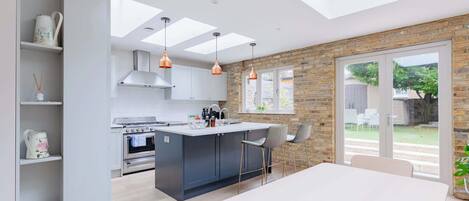 Kühlschrank, Ofen, Herdplatte, Wasserkocher mit Kaffee-/Teezubehör