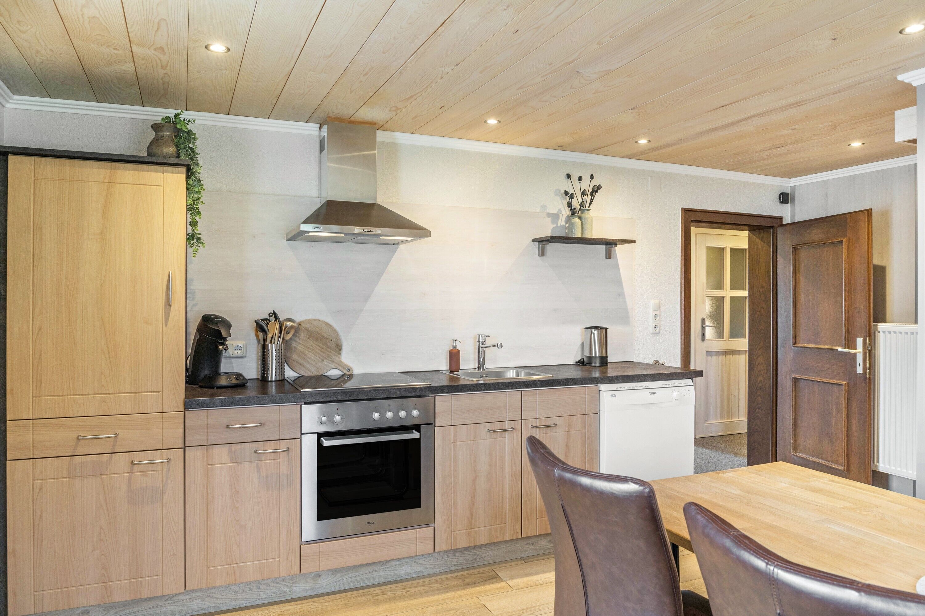 Jääkaappi, uuni, liesi, astianpesukone