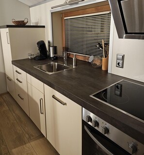 Een koelkast, een oven, een kookplaat, een vaatwasser