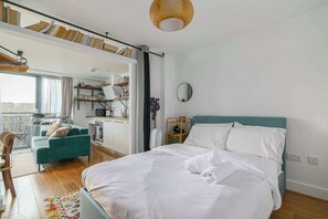 1 bedroom, iron/ironing board, Internet, bed sheets - Charming Central Studio with Balcony in Birmingham (West Midlands)