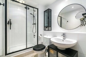 Shower - Charming Central Studio with Balcony in Birmingham (West Midlands)