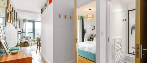 1 soverom, strykejern/-brett, internettilgang og sengetøy