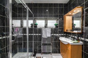 Shower - Designer 2BDR with Garden Pergola and Park Views (Birmingham)