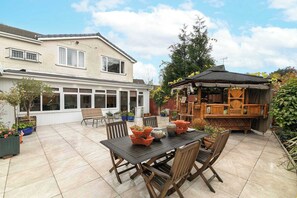 Outdoor dining - Designer 2BDR with Garden Pergola and Park Views (Birmingham)