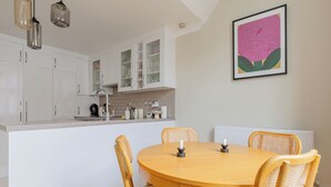 Dining - Tastefully Curated 2BD Flat in Maida Vale, London (Greater London)